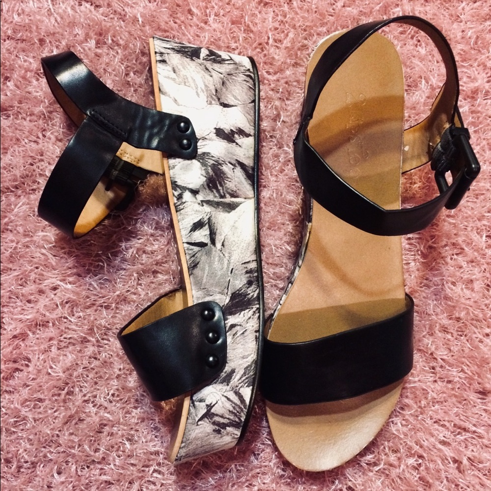 🖤2LipsToo Platform Sandals🖤